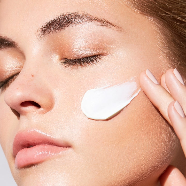 Estée Lauder DayWear Anti-Oxidant Sorbet Cream SPF15 50 ml dagkrem som strykes utover huden på kinnet.