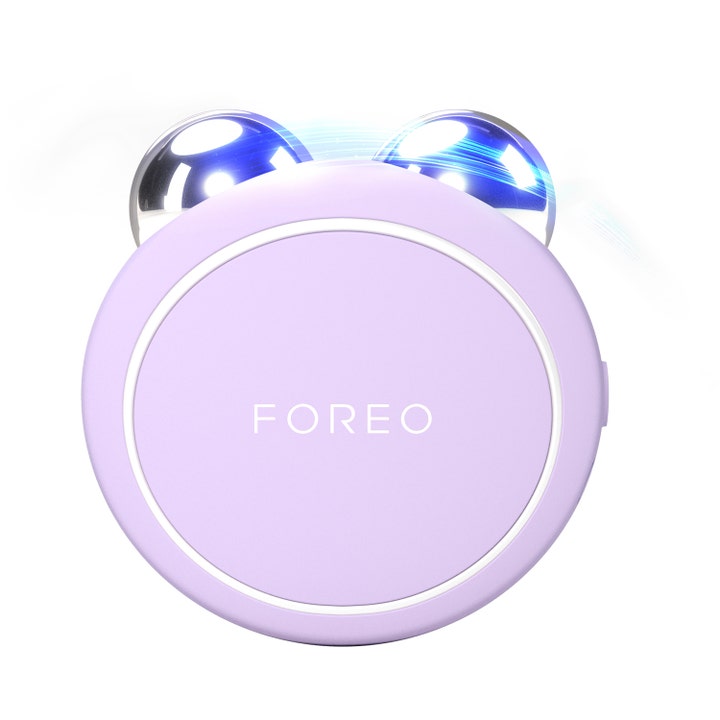 FOREO Bear 2 go 1 stk ansiktsløftende mikrostrømenhet i lilla silikon med to sølvfargede kuler og blått lys