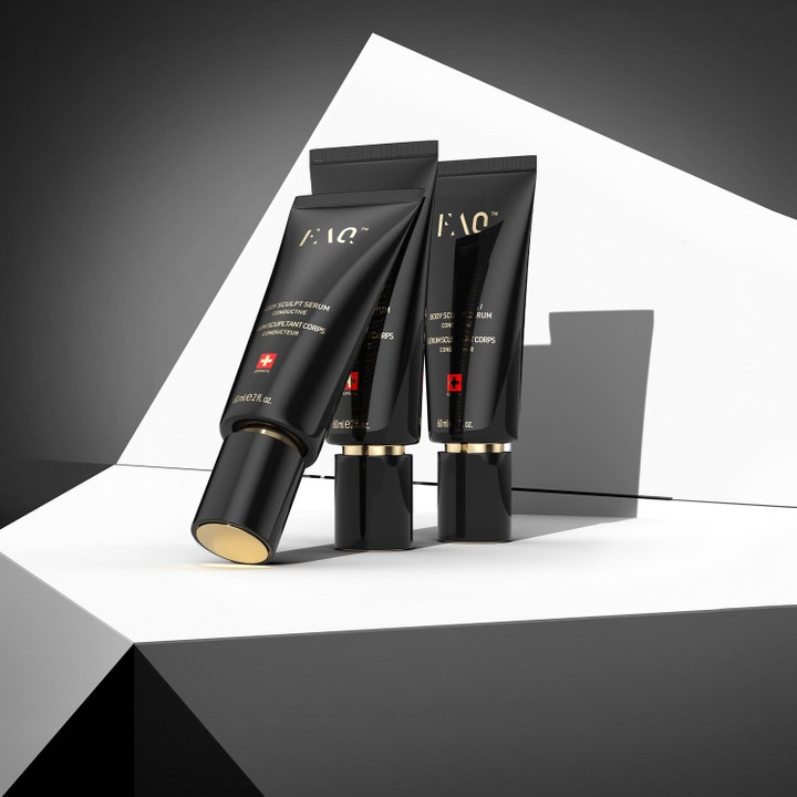 FAQ Swiss FAQ Body Sculpt Serum 60 ml oppstrammende kroppsserum i tre svarte tuber med elegante gulldetaljer.