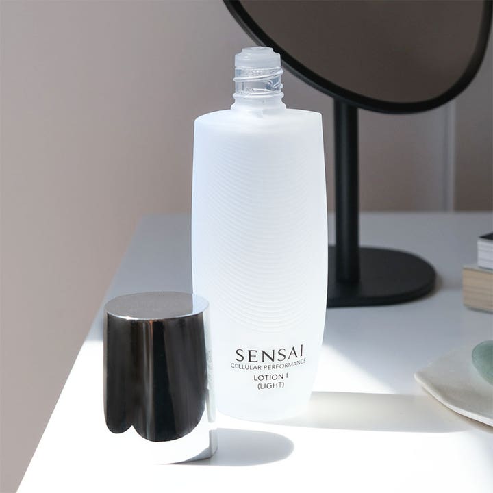 Sensai Cellular Performance Lotion I Light 125 ml fuktighetsgivende toner i frostet hvit flaske med sølvlokk