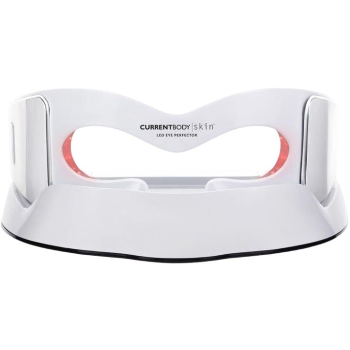Currentbody Skin LED Eye Perfector hvit LED-maske for øyne som gir anti-aging effekt på en ladestasjon
