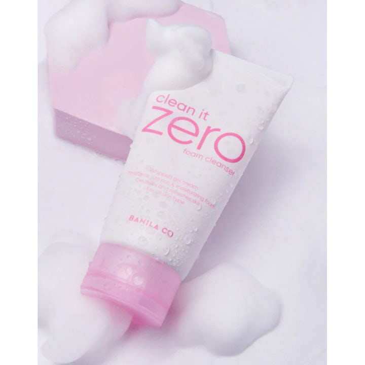 Banila Co Clean It Zero Foam Cleanser 150 ml fuktighetsgivende rengjøringsskum i hvit tube dekket av luftig hvitt skum
