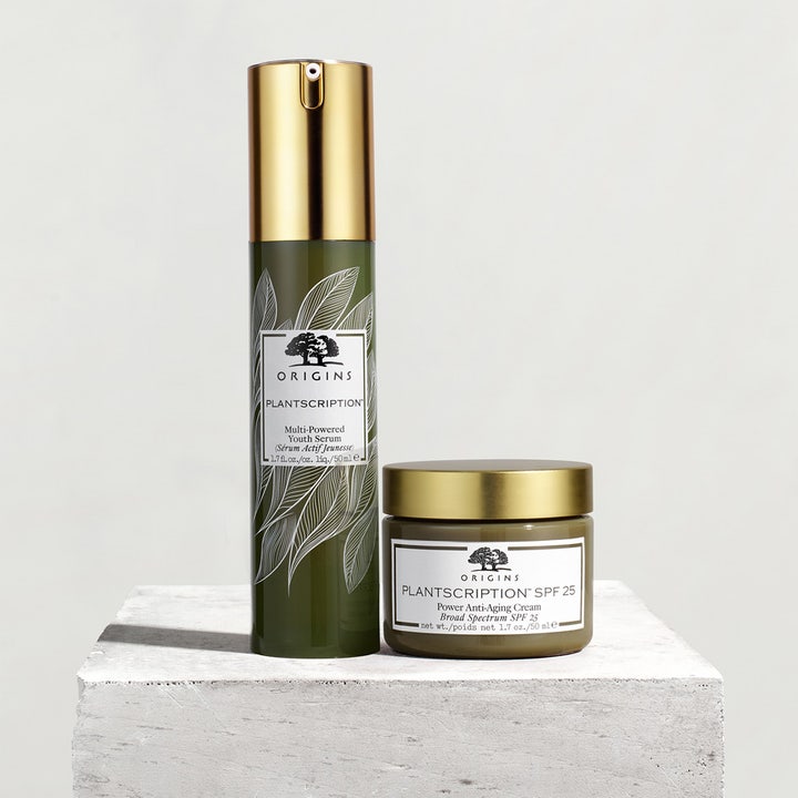 Origins Plantscription Multi-Powered Youth Serum 50 ml anti-aging serum i grønn pumpeflaske med gulldetaljer på hvit sokkel