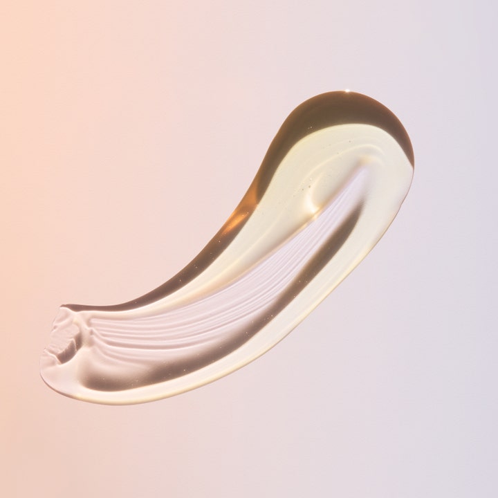 Estée Lauder Advanced Night Repair Rescue Solution 20 ml ansiktsserum med en lett og klar, flytende tekstur.