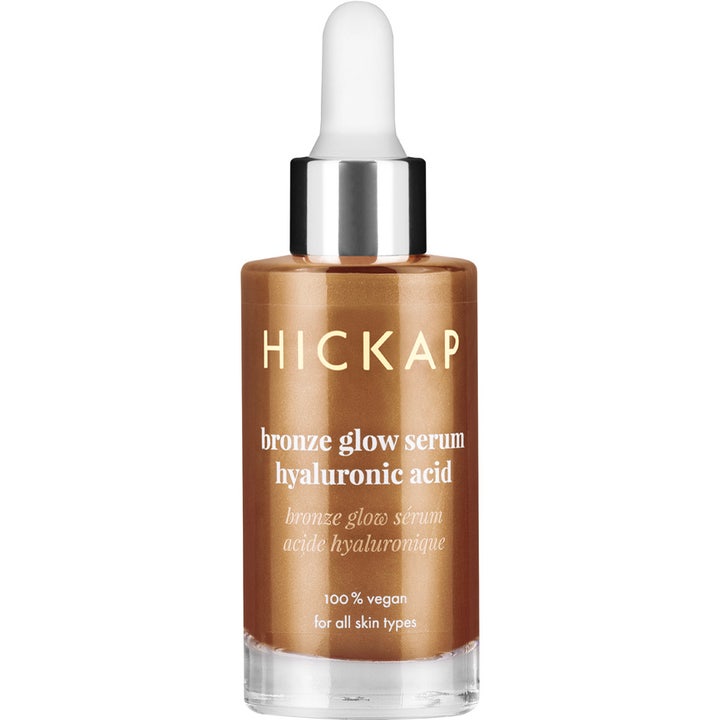 Hickap Bronze Glow Serum Hyaluronic Acid fuktighetsgivende serum som gir glød i glassflaske med sølvdetaljer.