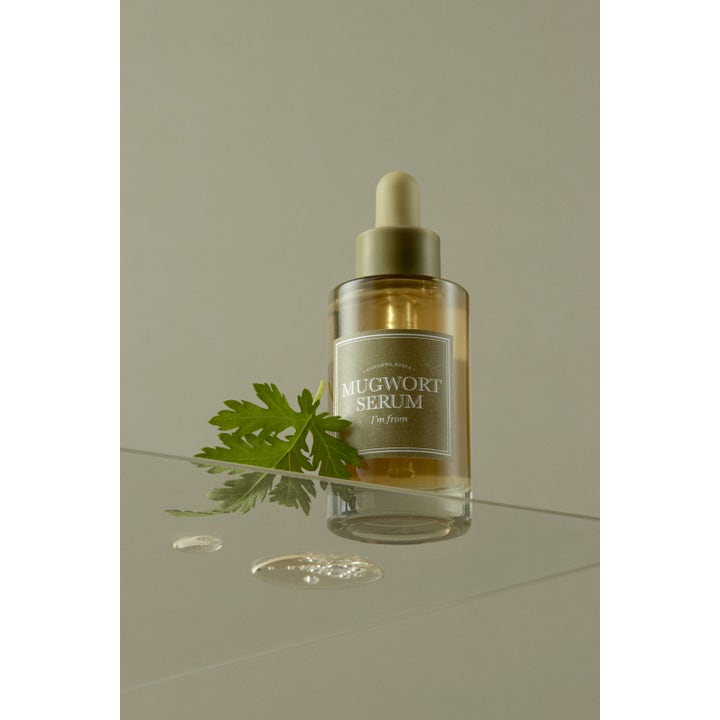 I'm from Mugwort Serum 30 ml beroligende serum i glassflaske med grønt blad og klare dråper på glassplate.