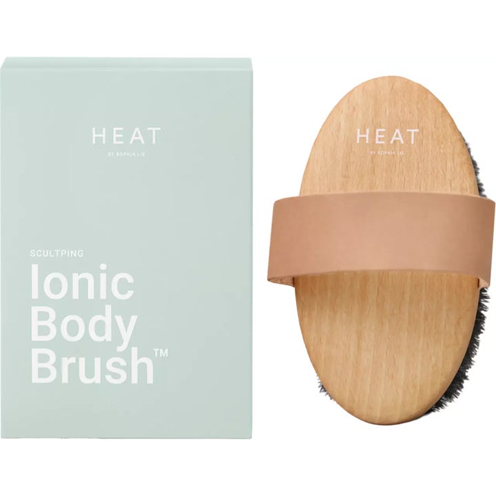 HEAT by Sophia Lie Ionic Body Brush 1 stk eksfolierende kroppsbørste i lyst tre med lærreim og lyseblå eske