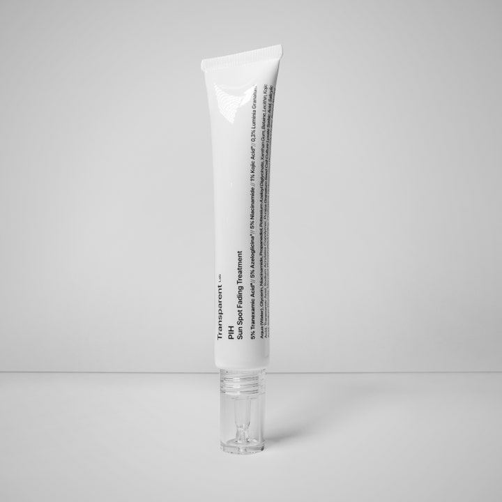 Niche Beauty Lab Transparent Lab P.I.H Sun Spot Fading Treatment 30 ml reduserer solflekker i hvit tube med klar kork.