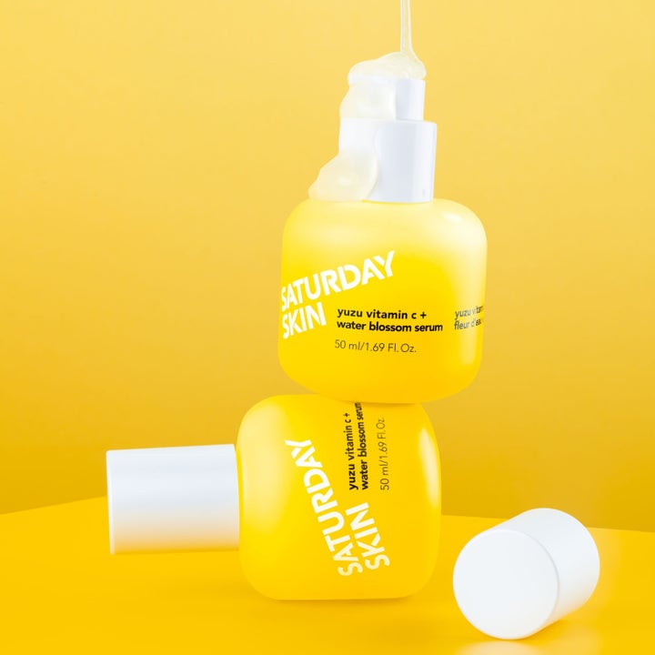 Saturday Skin Yuzu Vitamin C + Water Blossom Serum 50 ml glødgivende serum i gule flasker med synlig geltekstur