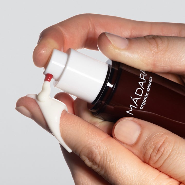 MÁDARA Derma Collagen Peptide Day Cream 50 ml fuktighetsgivende dagkrem i mørk pumpeflaske med hvit kremtekstur