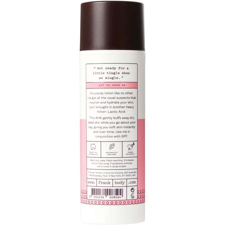Frank Body Smoothing AHA Body Lotion 140 ml utjevnende kroppskrem med melkesyre i hvit og rosa flaske med brunt lokk.
