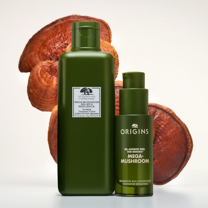 Origins Dr. Weil Mega-Mushroom 200 ml beroligende ansiktspleie i grønne flasker foran store Reishi-sopper