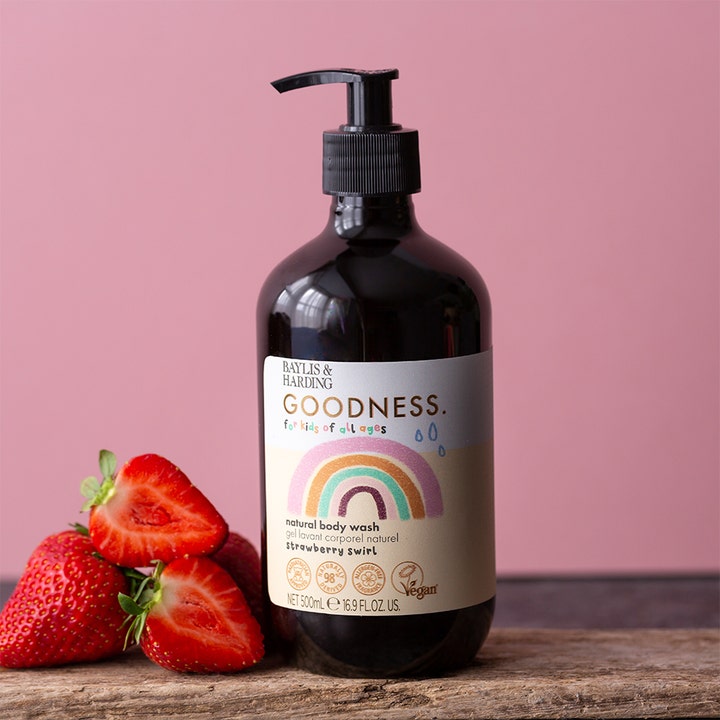Baylis & Harding Goodness Kids Strawberry Swirl 500 ml dusjsåpe i mørk pumpeflaske med regnbue og friske jordbær.