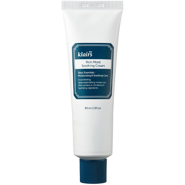 Dear, Klairs Rich Moist Soothing Cream 80 ml beroligende ansiktskrem i hvit tube med mørkeblå etikett og blått lokk