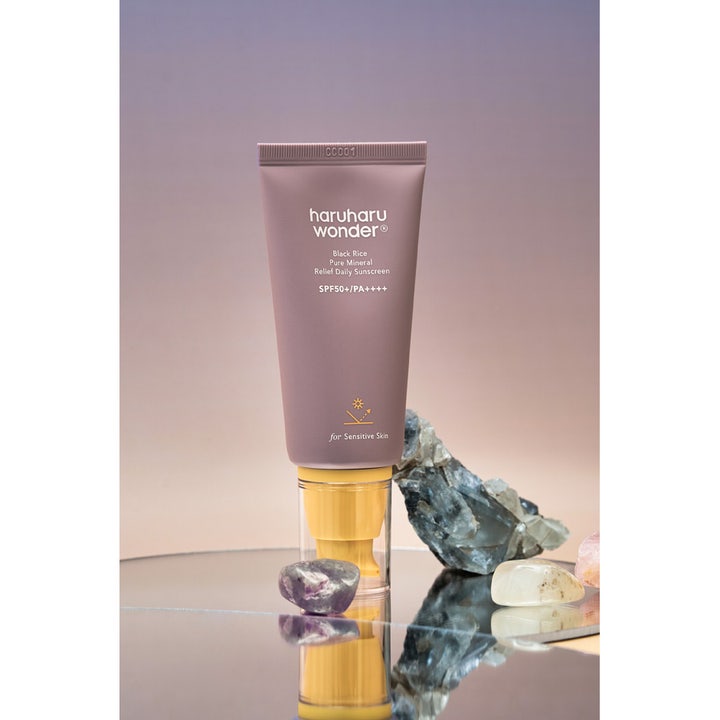 haruharu wonder Black Rice Pure Mineral Relief Daily Sunscreen SPF50 50 ml lilla tube med gul pumpe ved krystaller