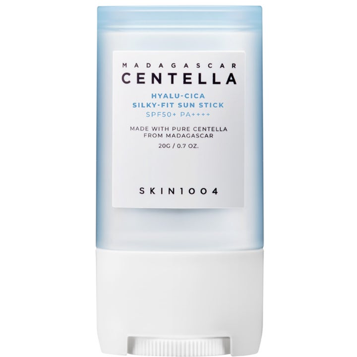 SKIN1004 Madagascar Centella Hyalu-Cica Sun Stick 20g fuktighetsgivende solstift i lyseblå frostet hylse med hvit vribunn