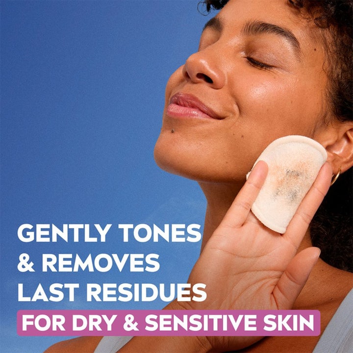 NIVEA Toner Caring 200 ml ansiktsvann for tørr og sensitiv hud vist med kvinne som bruker en rensepad.