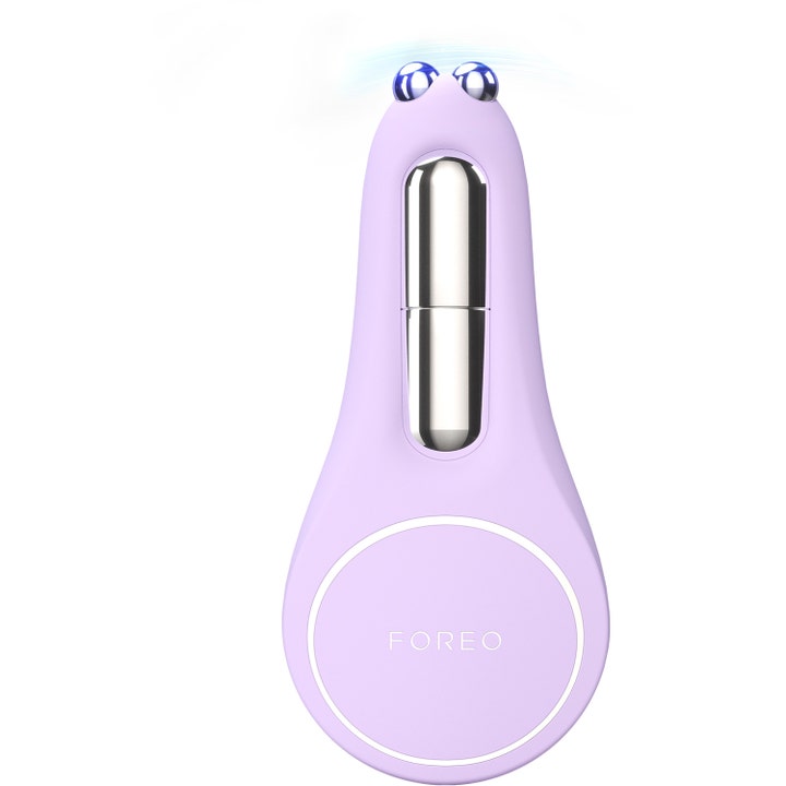 Foreo Bear 2 eyes & lips mikrostrømapparat strammer opp huden i en lys lilla silikonfinish med to små sølvkuler