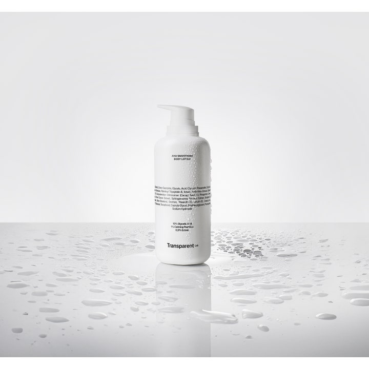 Transparent Lab Aha Smoothing Body Lotion 400 ml eksfolierende kroppskrem i hvit pumpeflaske dekket med vanndråper