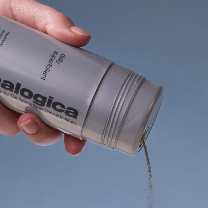Dermalogica Daily Superfoliant Refill 57 g peeling i grå beholder som porsjonerer ut et fint kullpulver
