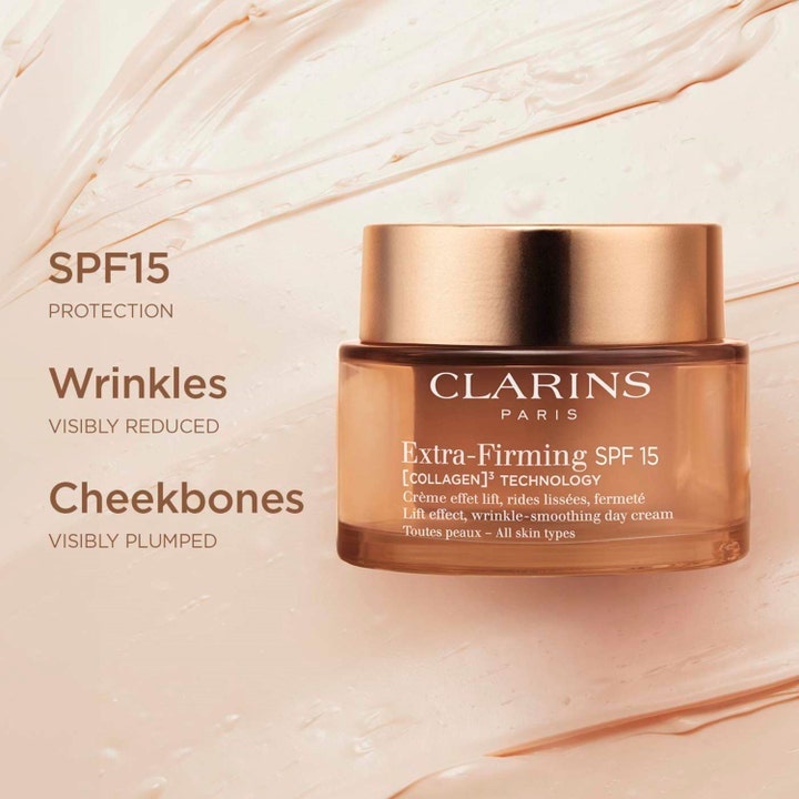 Clarins Extra-Firming Jour 50 ml dagkrem med SPF 15 reduserer rynker i oransje glasskrukke mot kremet tekstur