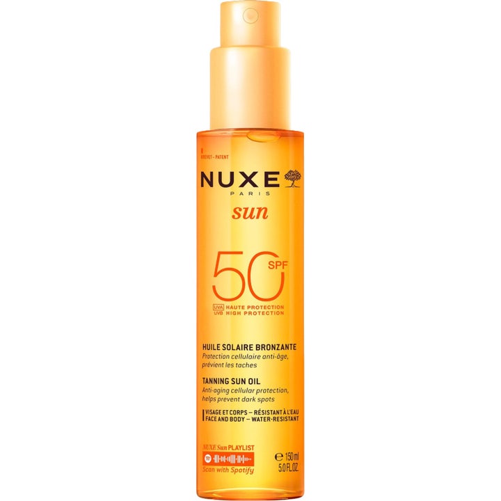 Nuxe Sun Tanning Sun Oil 150 ml beskyttende sololje SPF 50 i en oransje sprayflaske som motvirker aldringstegn