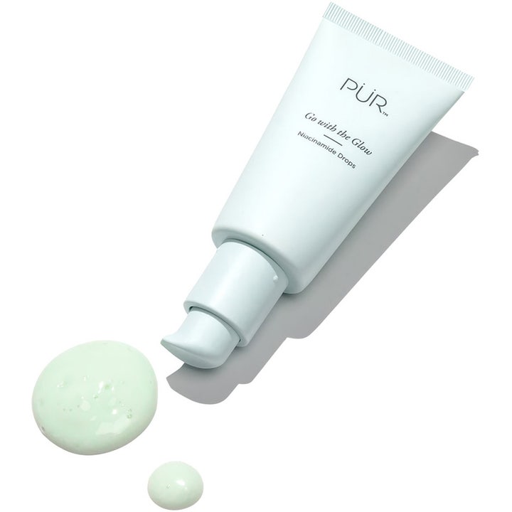 PÜR Go With The Glow Niacinamide Drops 30 ml glødgivende serum i mintgrønn tube med en dråpe av teksturen