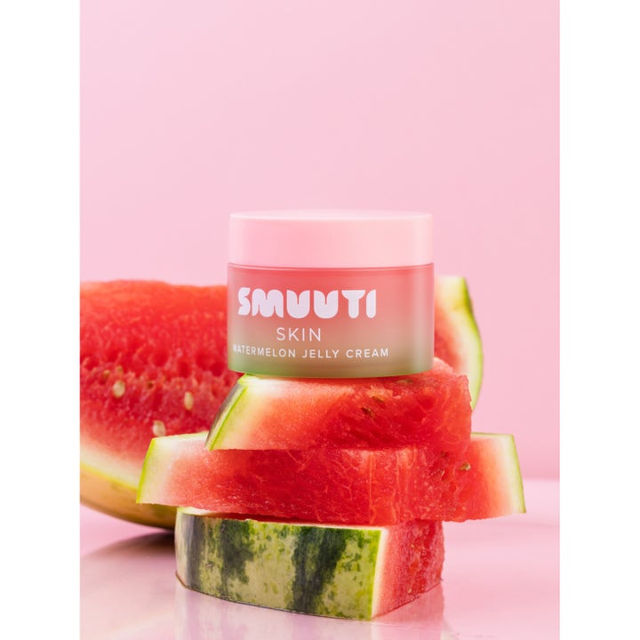 Smuuti Skin Watermelon Jelly Cream 50 ml fuktighetsgivende dagkrem i rosa krukke plassert på ferske vannmelonskiver.