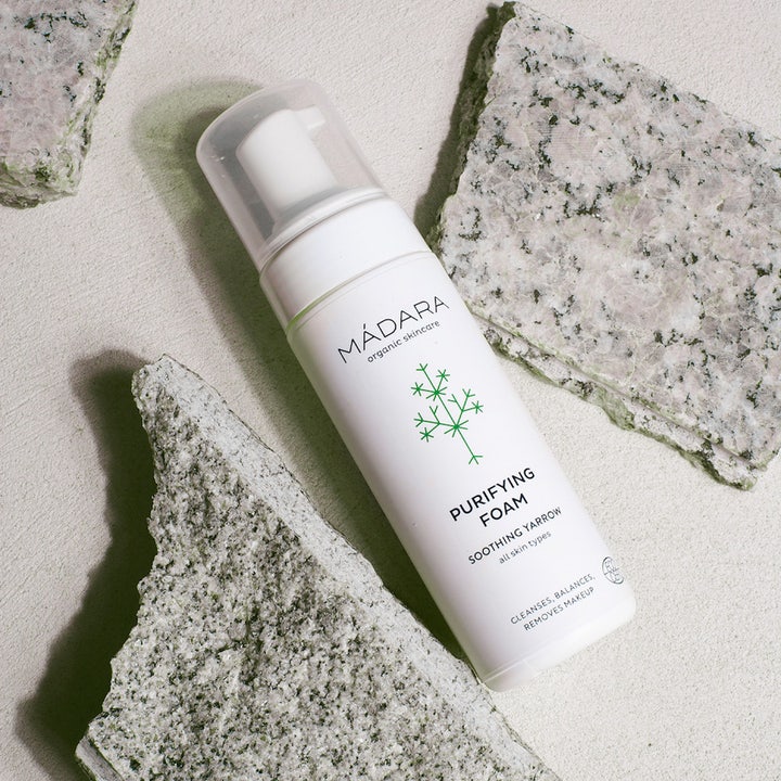 MÁDARA Purifying Foam 150 ml rengjøringsskum som renser og balanserer huden i hvit pumpeflaske på grå granittsteiner