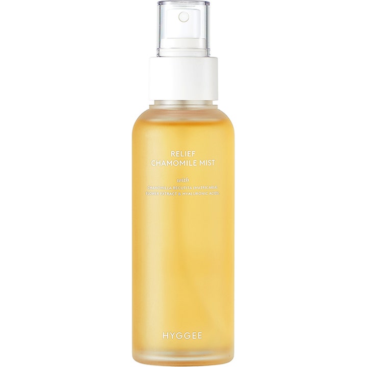 Hyggee Relief Chamomile Mist 100 ml beroligende ansiktsspray med gul væske i frostet glassflaske