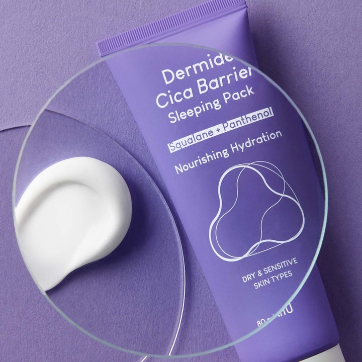 Purito Dermide Cica Barrier Sleeping Pack 80 ml nattmask med hvit kremtekstur ved siden av lilla tube.