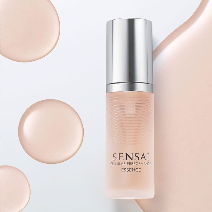 Sensai Total Anti-Age Cellular Performance Essence 95 ml mot rynker i frostet flaske med sølvlokk