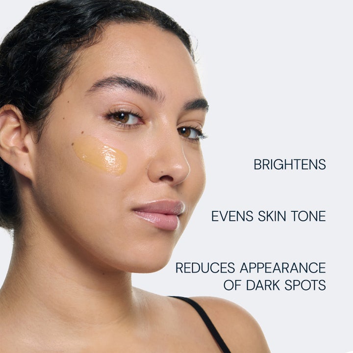 Elemis Dynamic Resurfacing Super-C Serum 30 ml påføres på hud for å gi glød og jevnere hudtone.
