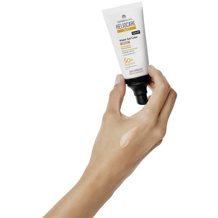 Heliocare Water Gel Color SPF 50+ Beige 50 ml fuktighetsgivende solkrem for ansiktet vist med beige tekstur på en hånd