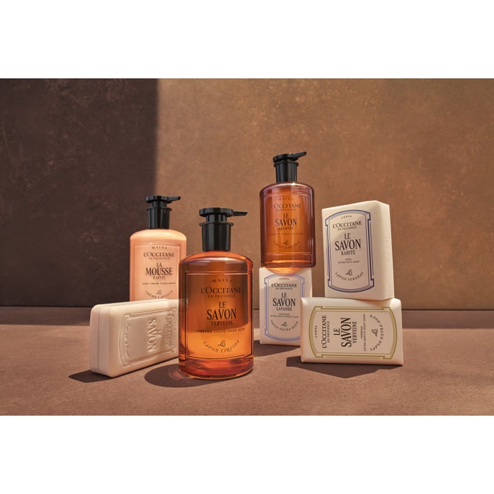 L'Occitane en Provence Shea Rich Body Soap 250 g pleiende såpe i kremfarget innpakning vist i et varmt stilleben.