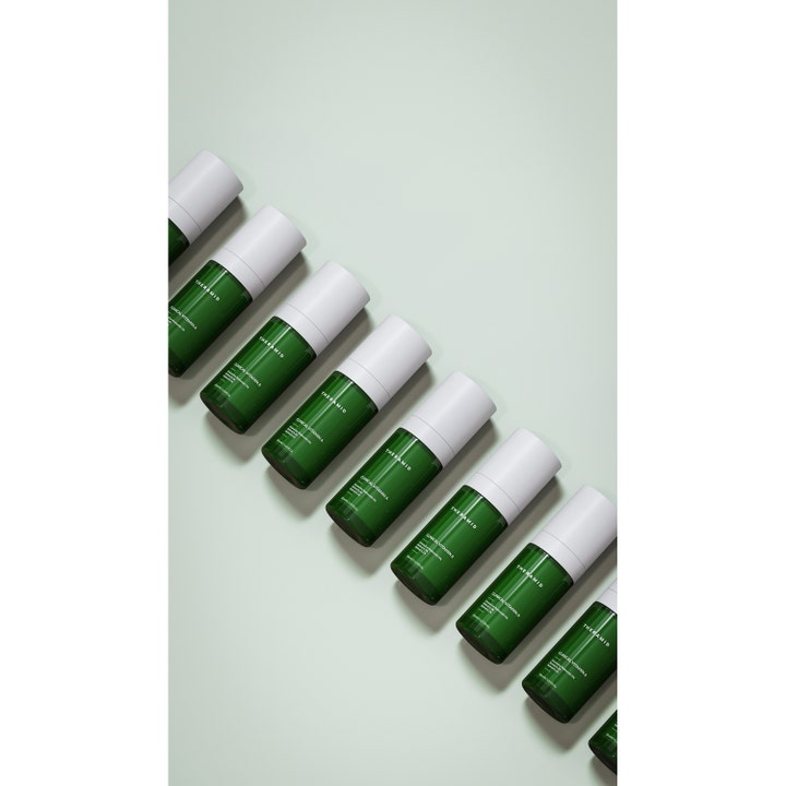 Niche Beauty Lab Theramid Clinical Vitamin A 30 ml serum i grønne flasker med hvitt lokk på lysegrønn bakgrunn.