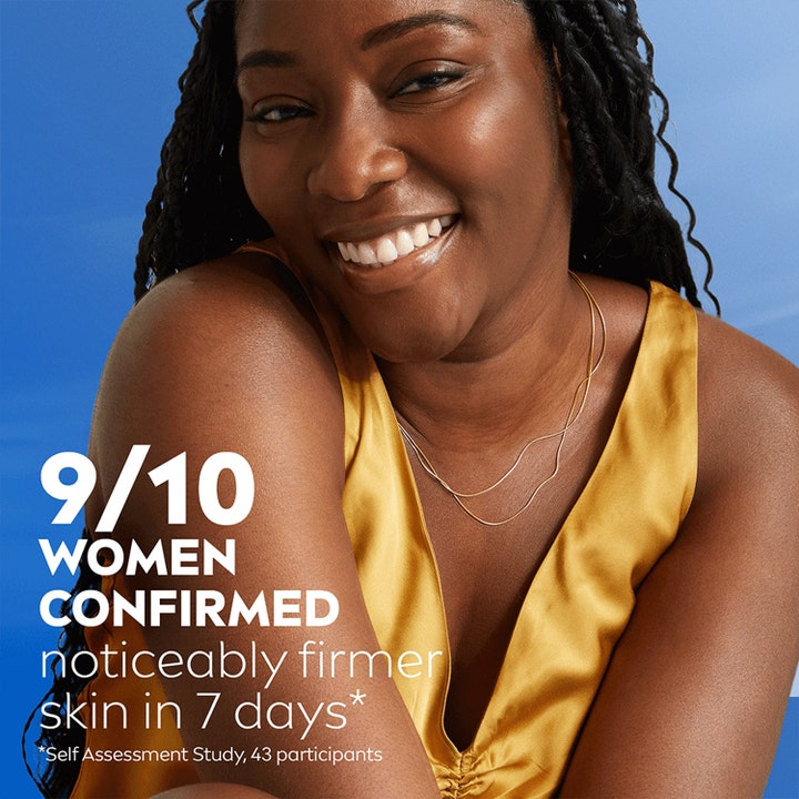 NIVEA Q10 Vitamin C Body Lotion 250 ml gir fastere hud vist på smilende kvinne med glødende hud.