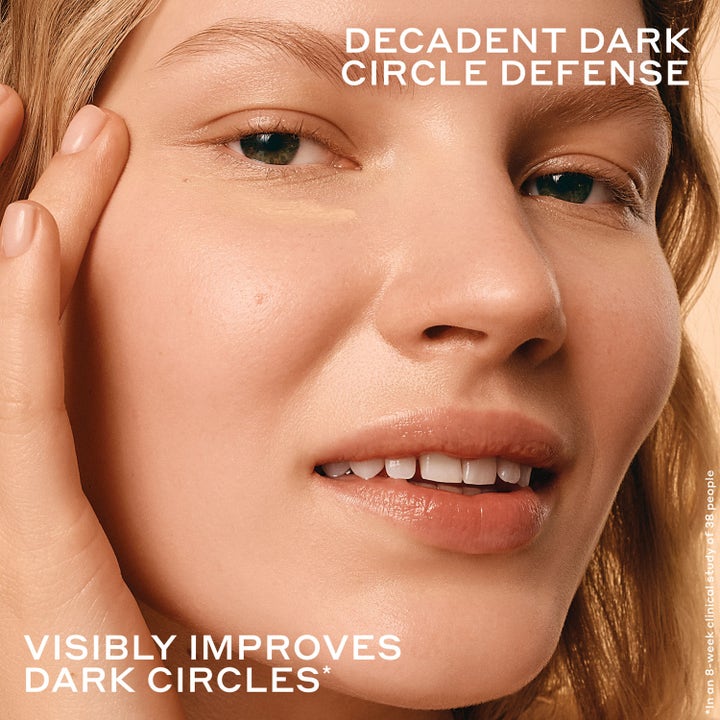 Ole Henriksen Truth Banana Bright + Eye Crème 15 ml øyekrem på modell som gir synlig bedring av mørke ringer.