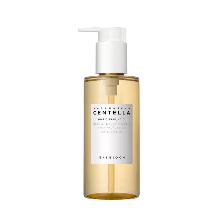 SKIN1004 Madagascar Centella Light Cleansing Oil 200 ml beroligende renseolje i ravfarget flaske med hvit pumpe