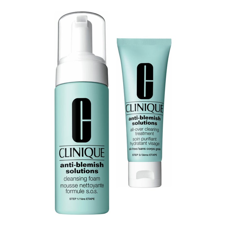 Clinique Anti-Blemish Solutions mot urenheter med renseskum i lyseblå pumpeflaske og ansiktskrem i tube