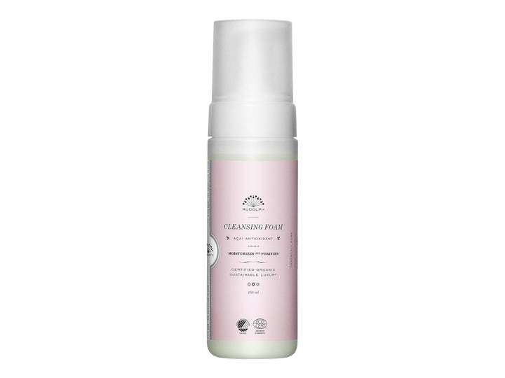 Rudolph Care Cleansing Foam 150 ml fuktighetsgivende ansiktsrens i hvit pumpeflaske med rosa etikett og frostet lokk