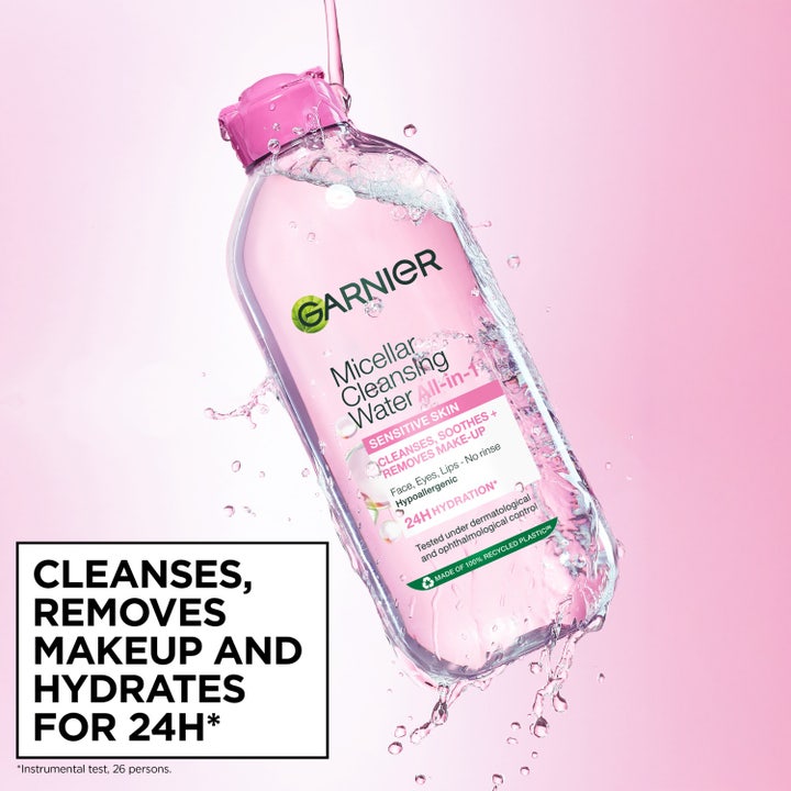 Garnier Micellar Cleansing Water 700 ml ansiktsrengjøring gir en skånsom rens uten irritasjon vist med gjenbrukbar pad.