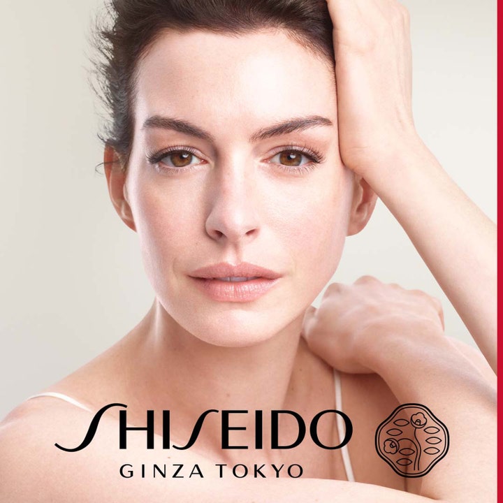 Shiseido Vital Perfection Advanced Overnight Treatment Refill 50 ml nattkrem vist på kvinne med strålende hud.