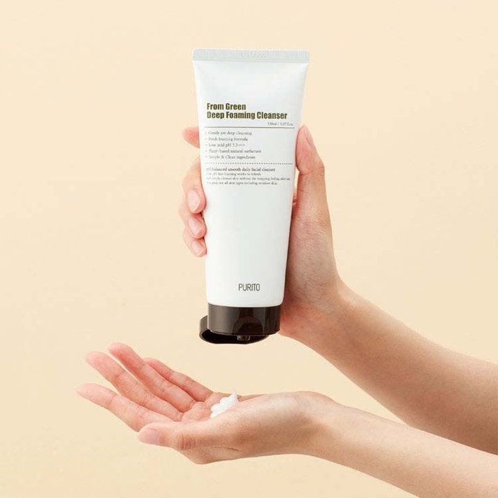 Purito From Green Deep Foaming Cleanser 150 ml rengjøringsskum i hvit tube med kremet konsistens i en åpen hånd