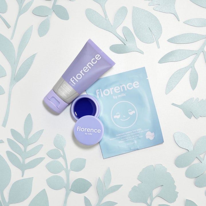 Florence by Mills Masking Party Gift Set 3 deler gir glød med lilla tube, krukke med blå maske og lyseblå øyemaskepose.