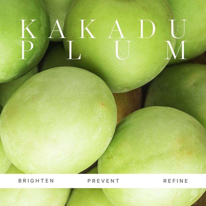 KORA Organics Kakadu Plum Vitamin C Serum 10 ml glødgivende serum med friske grønne kakaduplommer og teksten brighten.