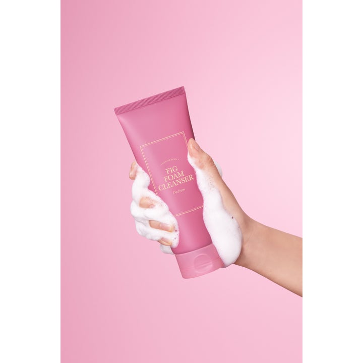 I'm from Fig Foam Cleanser 150 ml ansiktsrens i rosa tube dekket av hvitt, fyldig skum som holdes av en hånd.