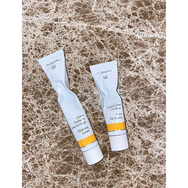Dr. Hauschka Rose Day Cream 30 ml pleiende dagkrem og rensekrem i hvite tuber på marmorflate