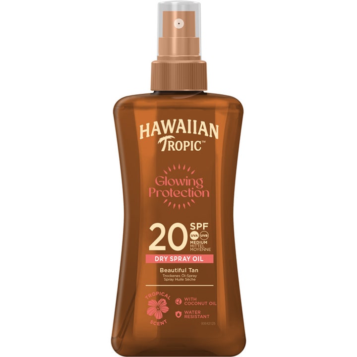 Hawaiian Tropic Glowing Protection Dry Spray Oil SPF 20 sololje gir glød i en brun transparent sprayflaske med pumpe.