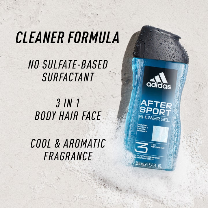 Adidas After Sport 250 ml 3-i-1 dusjsåpe i blå flaske med vanndråper og teksten Cleaner Formula i hvitt skum.